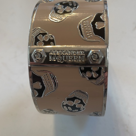 183.Alexander McQueen Silver SkullCuff Bracelet with pink and black enamel inlay - Picture 3 of 6